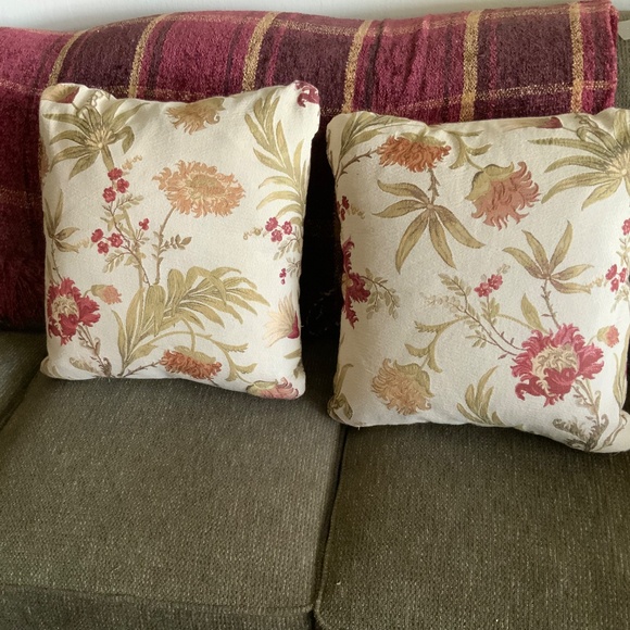 Accent pillows by La-Z-Boy floral on beige background 18” x 18” x 7” - Picture 5 of 6
